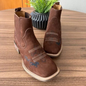 Botina César - Couro Nobuck Marrom/Bordado Cruz Preto