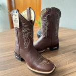 Texana Bruno - Couro Látego Marrom/Bordado Ramos Marrom com Metais