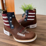 Botina Gustavo - Couro Horse Nescau/ Bordado Americana