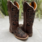 BOTA TEXANA BORDADO CRUZ PRETA COURO MARROM