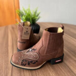 Botina Alice - Couro Horse Nescau/ Bordado Tribal Preto