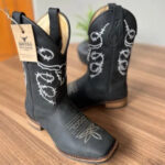 Texana Henrique - Couro Látego Preto/Bordado Touro Branco