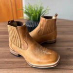 Botina Rodrigo - Couro Fóssil Havana/ Bordado Florão Bege (Solado Madeira)