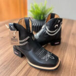 Botina Cano Médio Marcela - Couro Látego Preto/Com Correntes