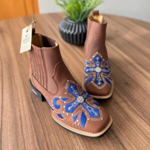 Botina Amora - Couro Horse Nescau/Bordado Cruz Azul com Metais