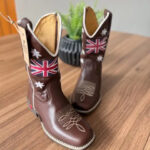 Texana Tom Infantil - Couro Látego Marrom/Bordado Bandeira Reino Unido