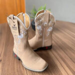 Texana Cecília Infantil - Couro Nobuck Areia/Bordado Flores Branco e Bege