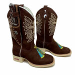 BotaFaca Cristã
                                    - Couro Nobuck Chocolate | Bordados Cruz Bege e Nossa Senhora Tradicional