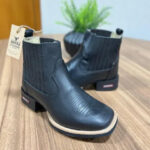 Botina Noah - Couro Látego Preto/ Bordado Florão Preto