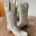 Texana Alice Bico Fino - Couro Off-White/Tribal Bege com Metais