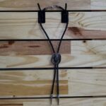 GRAVATA COUNTRY - CORDÃO PRETO PINGENTE CHAPÉU