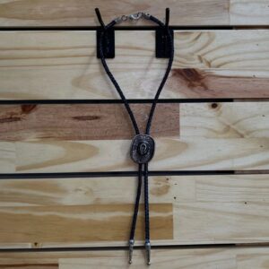 GRAVATA COUNTRY - CORDÃO PRETO PINGENTE CHAPÉU