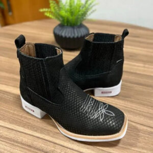 Botina Luan - Couro Nobuck Tilápia Preto/ Bordado Florão Branco