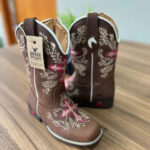 Texana Clarice Infantil - Couro Horse Nescau/Bordado Cruz Rosa e Bege