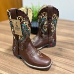 Texana Alice Infantil - Couro Látego Marrom/Bordado Tribal Verde e Bege com Trice