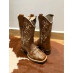 Bota Texana - Couro Látego Mustang Bordado Cruz + Cavalo + Nossa Senhora