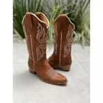 BOTA TEXANA EM COURO MARROM BORDADO BRANCO BICO FINO SOLADO MADEIRA