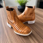 Botina Júnior - Couro Pinhão Queimado/ Bordado Tatu