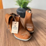 Botina Henry Infantil com kit canivete - Couro Nobuck Castor/Bordado Florão