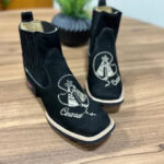Botina Enrico - Couro Nobuck Preto/Bordado Padroeira