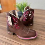 Botina Cano Médio Isadora - Couro Horse Nescau/Bordado Ramos Rosa