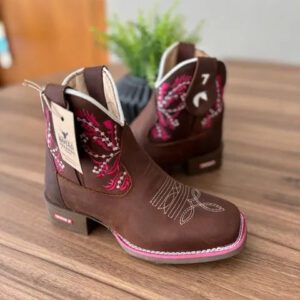 Botina Cano Médio Isadora - Couro Horse Nescau/Bordado Ramos Rosa