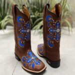 BOTA TEXANA BORDADO CRUZ BRIDÃO AZUL COM METAIS COURO MARROM