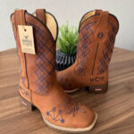 Texana Antônio - Couro Fóssil Havana/Bordado Geométrico Azul Marinho