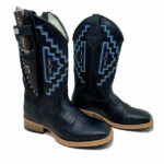 BotaFaca Agroboy
                                    - Couro Cano Látego Estilizado em Tilápia Preta | Gáspea Látego Estilizado em Jacaré Preto | Bordado Azul e Branco | Sola de Madeira