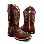 BotaFaca Heloísa 
                                    - Couro Nobuck Chocolate | Bordado Rosa Claro