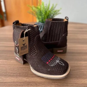 Botina Henrique com Kit Canivete - Couro Nobuck Tilápia Marrom/ Bordado Florão Americano