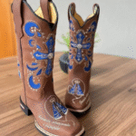 Bota Texana Amora 3 - Couro Horse Nescau/ Laser Bordado Cruz Azul