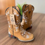 Texana Maitê Infantil - Couro Fóssil Havana/Bordado Florência Marrom e Bege