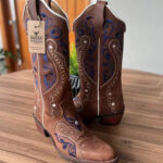 Texana Alice Bico Fino - Couro Horse Nescau/Bordado Tribal Azul