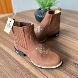 Botina Marcos - Couro Horse Nescau/ Bordado Cavalo Bege (Bico Redondo)