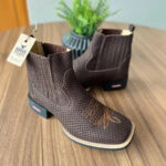 Botina Andre - Couro Tilápia Marrom/ Bordado Florão Laranja