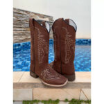 BOTA TEXANA EM COURO BORDADO CHEIO PONTILHADO SOLADO MARROM