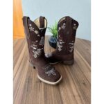 BOTA TEXANA - COURO NOBUCK CHOCOLATE BORDADO PADROEIRA E FLORES