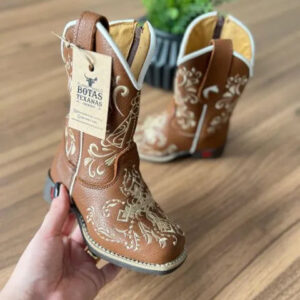 Texana Maria Infantil - Couro Mustangue/Bordado Padroeira e Cruz Bege