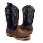 BotaFaca Rústica 
                                    - Couro Cano Floater Preto | Couro Gáspea Crazy Horse Nescau | Bordados Vermelho e Ferrugem