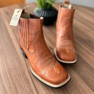 Botina Matias - Couro Pinhão Queimado/Bordado Florão Bege