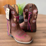 Texana Helena Infantil - Couro Horse Nescau/Bordado Touro 3D Rosa