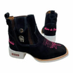 BotinaCanivete Tradicional
                                    - Com Menina da Pecuária | Couro Nobuck Preto | Bordado Rosa | Solado Branco