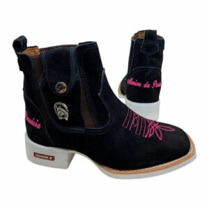 BotinaCanivete Tradicional
                                    - Com Menina da Pecuária | Couro Nobuck Preto | Bordado Rosa | Solado Branco