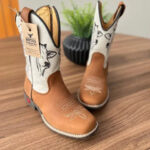 Texana Caio Infantil - Couro Off-White e Fóssil Havana/Bordado Boi Preto