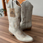 Texana Isabela Bico Fino - Couro Off-White/Bordado Cruz Marrom e Bege