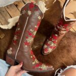 Texana Florada Bico Fino - Couro Látego Marrom | Bordado Bege Marrom e Vermelho