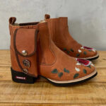 BotinaCanivete Amanda
                                    - Couro Crazy Horse Telha | Bordado Flores