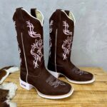 Texana Primavera - Couro Nobuck Chocolate | Bordado Rosa Claro | Sola Branca