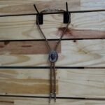 GRAVATA COUNTRY - CORDÃO MARROM PINGENTE CHAPÉU